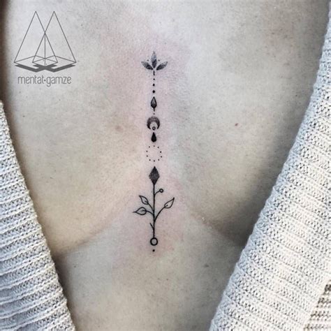 tatuaje entre los senos|Tatuajes en la mitad del seno